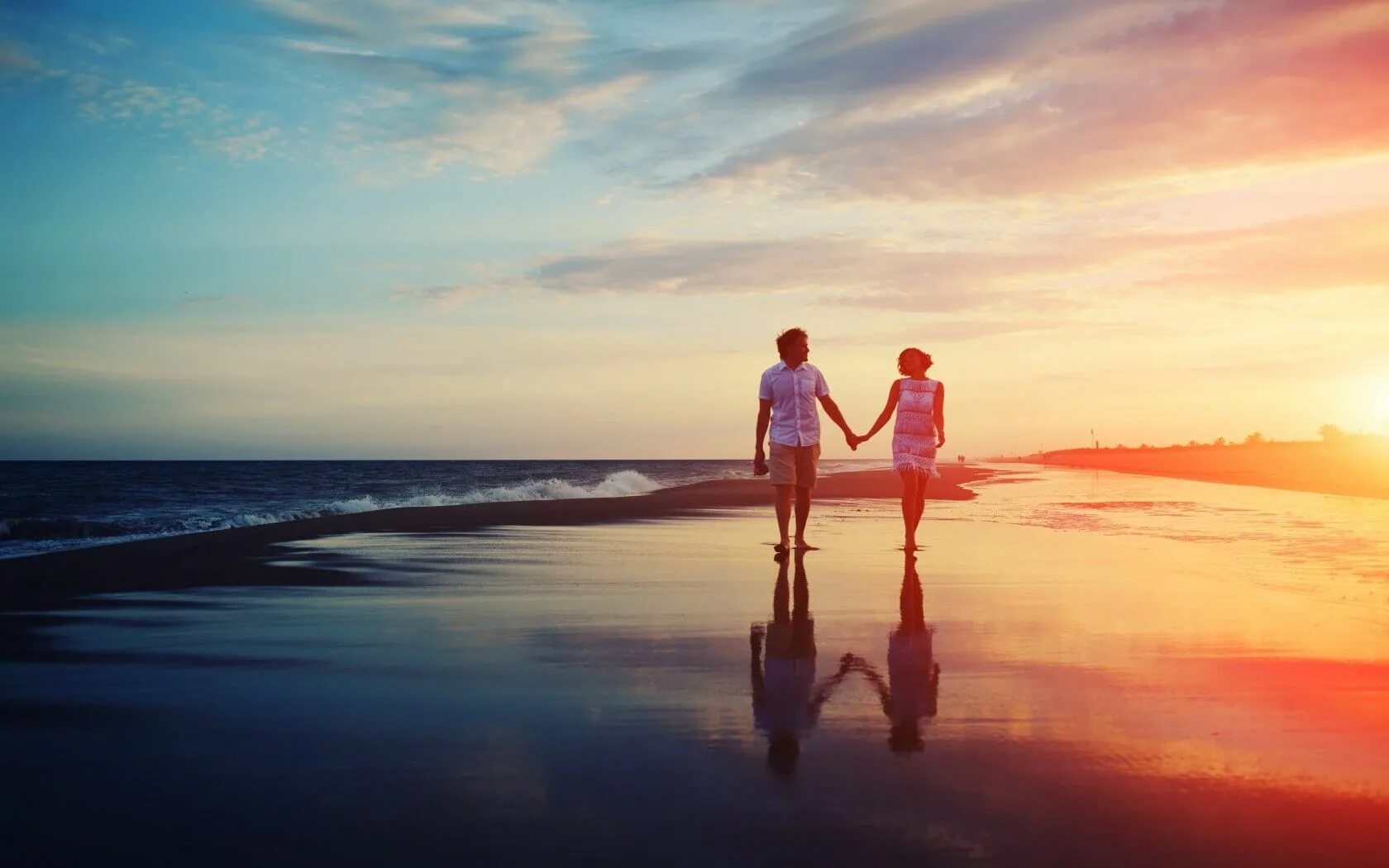 Влюбленные на фоне заката. Прогулка по берегу моря. Влюбленные на берегу моря. Море романтика. Feeling life love