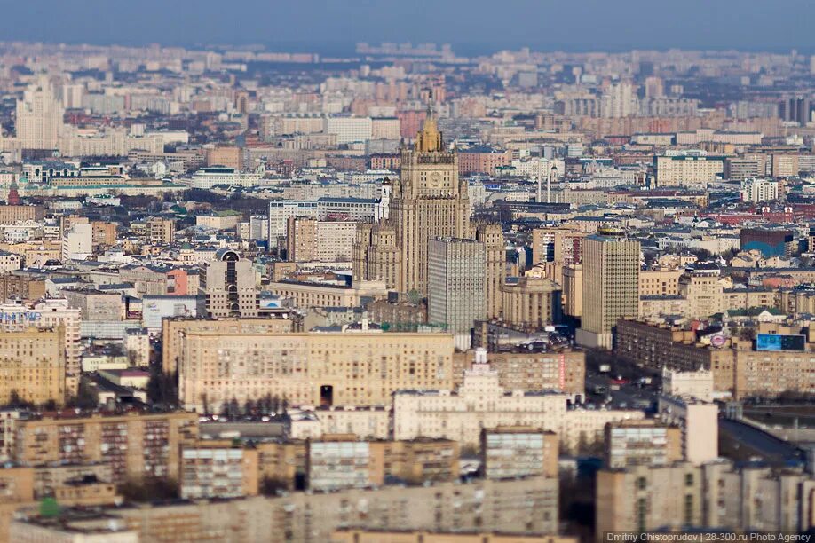 Страна меньше москвы. Москва с небольшой высоты. Вид на Москву Tilt Shift. Маленькое фото Москвы. Миниатюрная Москва.