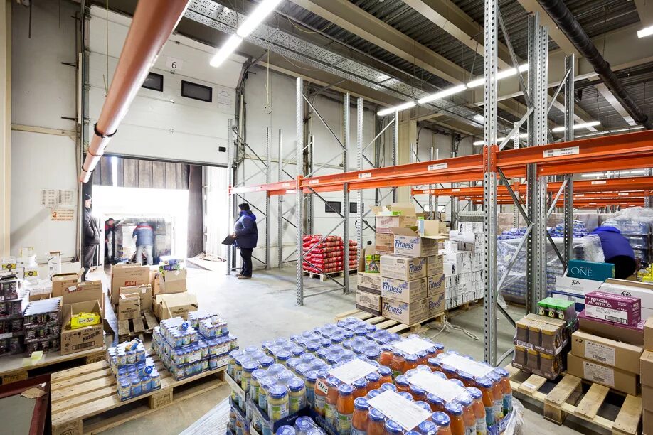 Прием и хранение готовой продукции. Помещение для приемки товара. зона приемки на складе. склад сырья. складское помещение на предприятии.