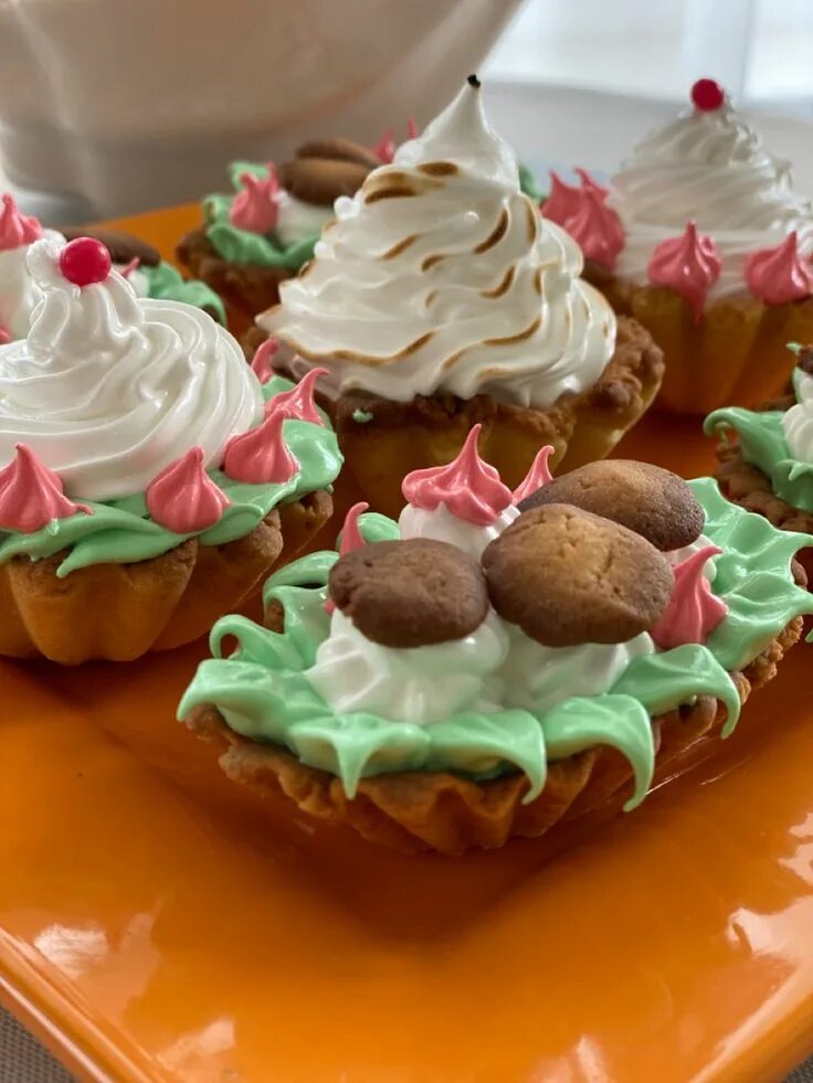 корзиночки из песочного теста с белковым. пирожные корзиночки.