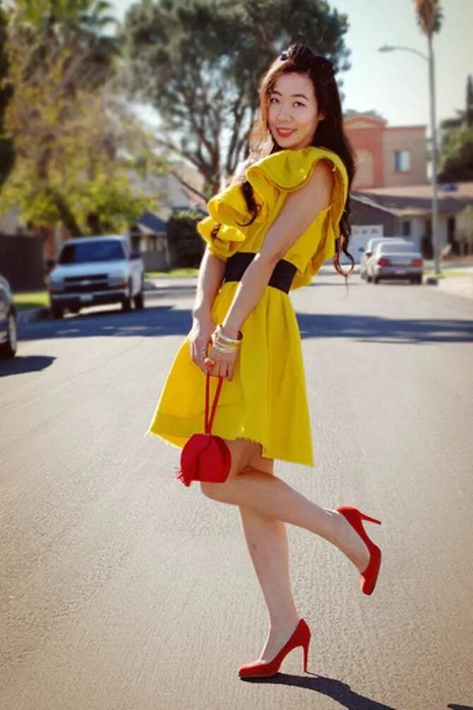 Желтая ли. Желтое платье. Образ с желтыми туфлями. Желтое платье с красными туфлями. Образы с желтым платьем.