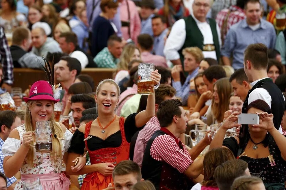 Октоберфест сколько пивоварен. Октоберфест Бавария Мюнхен. Пивной фестиваль «Октоберфест» (Oktoberfest) 19 сентября. Октоберфест в Мюнхене.