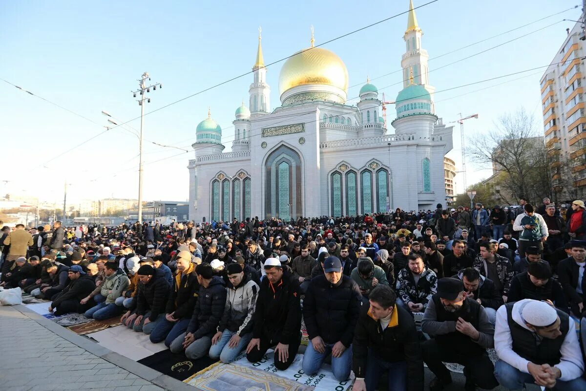 Ураза байрам 2024 в дагестане выходные. Курбан байрам Московская Соборная мечеть. Ураза Соборная мечеть Москва. Рамадан Соборная мечеть Москвы. Ураза-байрам 2023 в Москве.