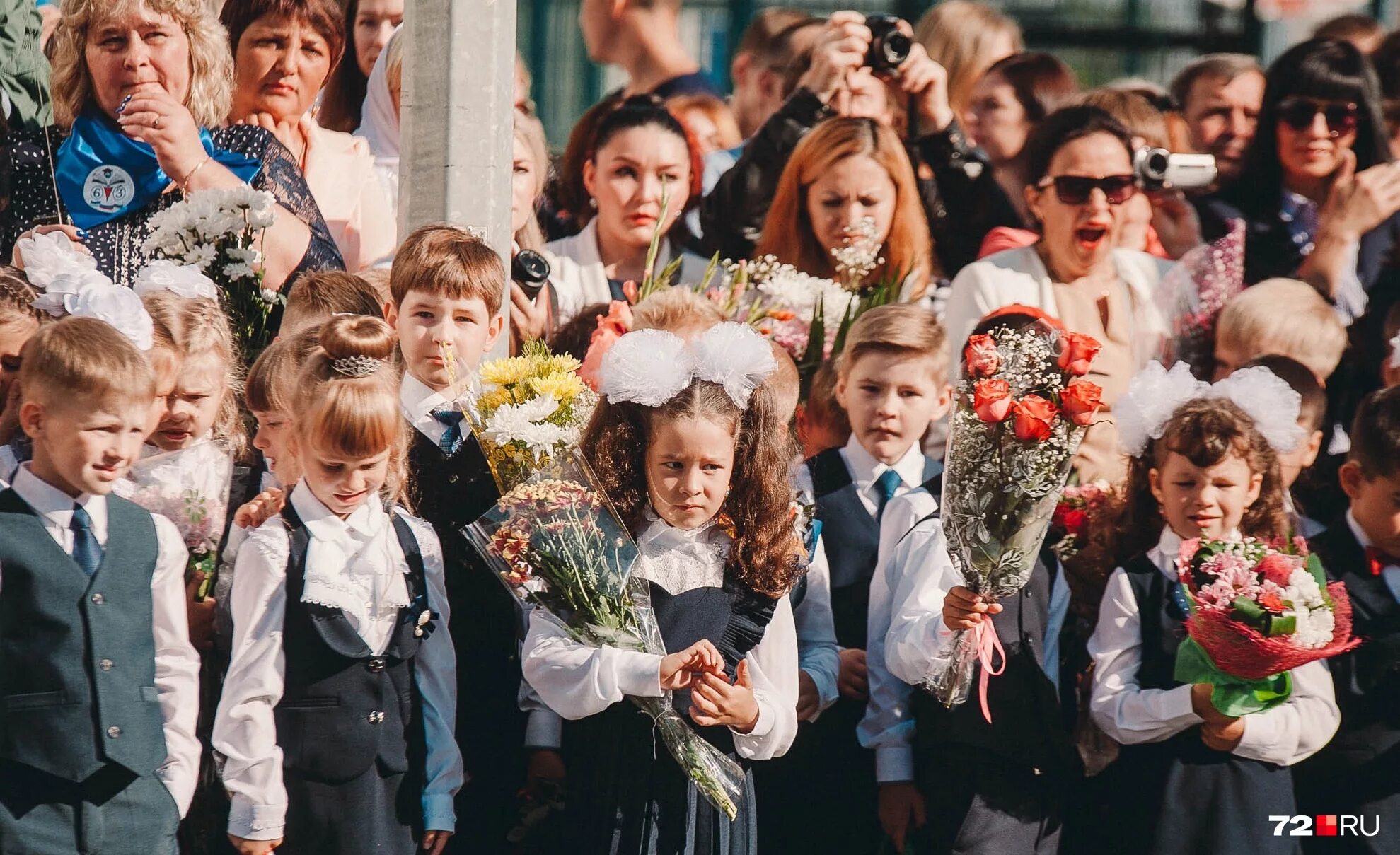 современные первоклашки. 1 сентября гимназия. первоклассники линейка в школе. мотмос коррекционная школа учителя. праздник 1 сентября в школе.