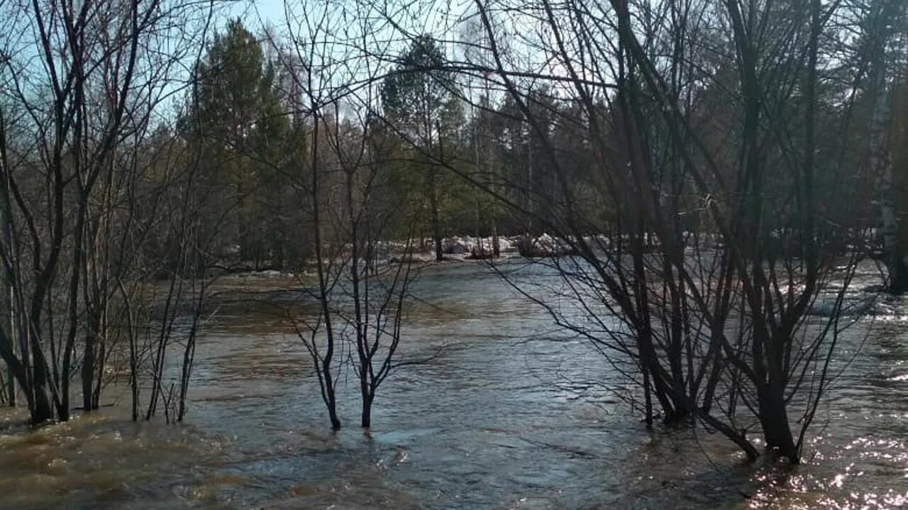 Паводок реки это. Паводки в Челябинской области. Тюлюк паводок 15.04.2022. Река течь Челябинской области.