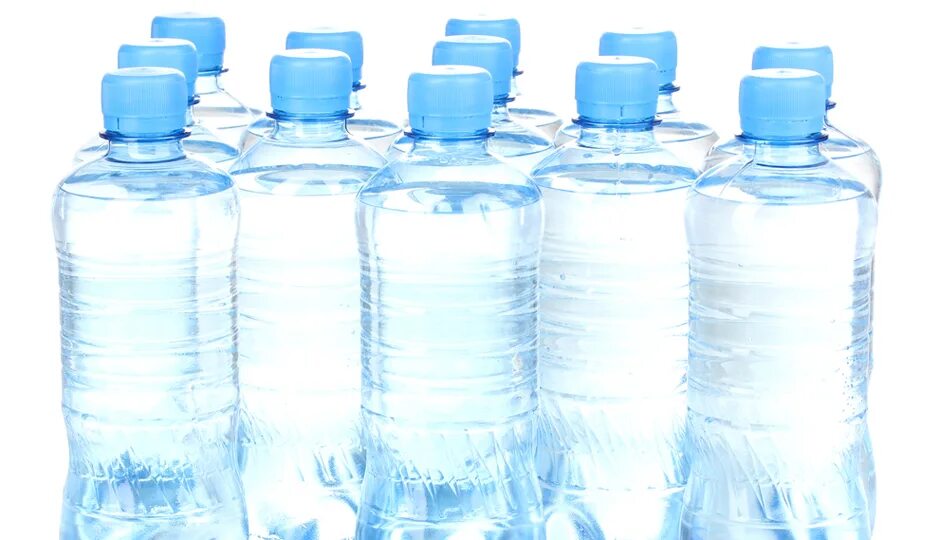 Пластиковые бутылки на белом фоне. Пластиковая бутылка воды на белом фоне. Бутылка воды isolated. Пластиковая бутылка с водой на прозрачном фоне.