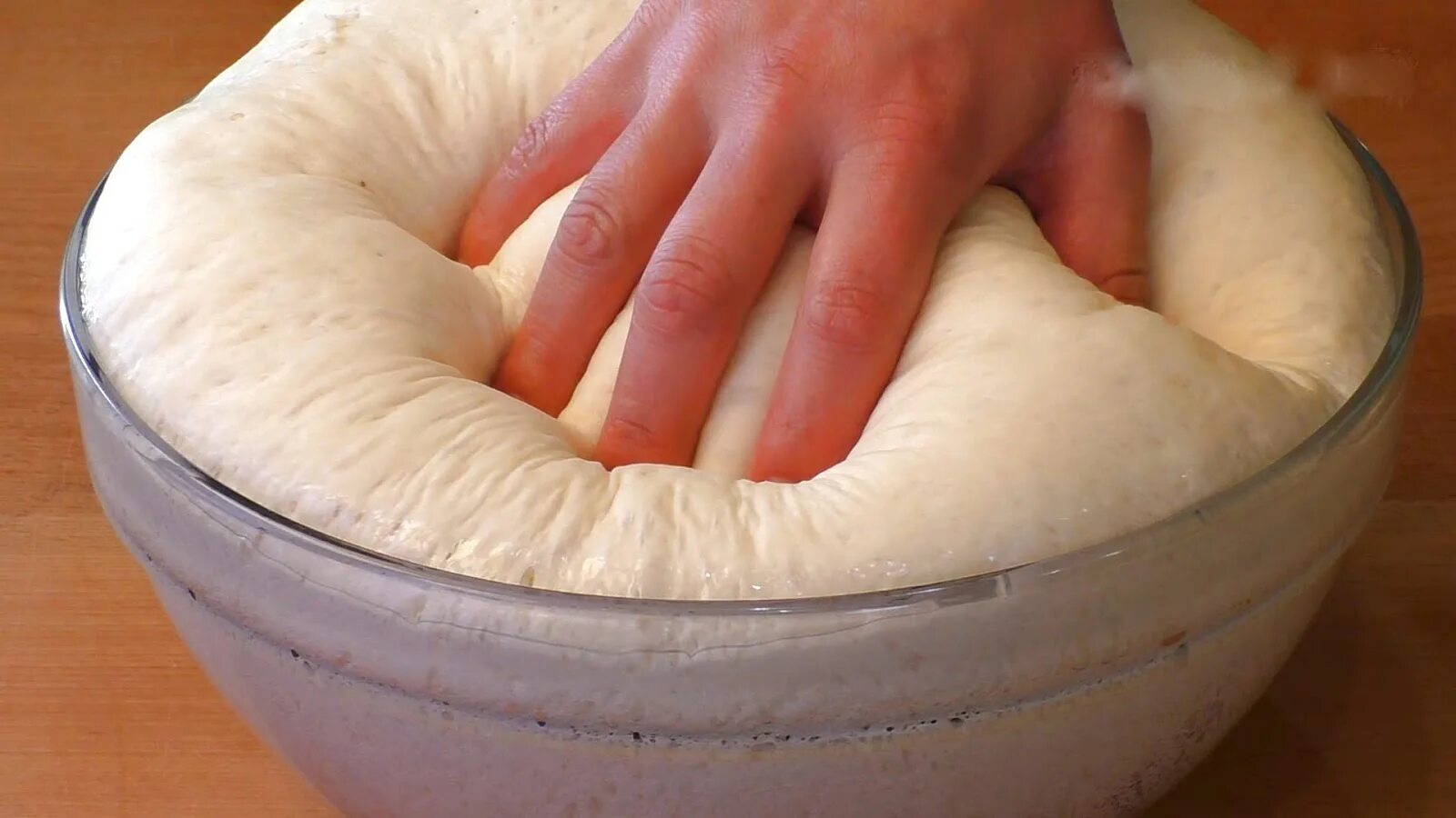 дрожжевое тесто без яиц для пирожков. тесто на молоке и дрожжах. тесто без яиц. быстрое тесто без яиц на воде. быстрое тесто без яиц на воде.