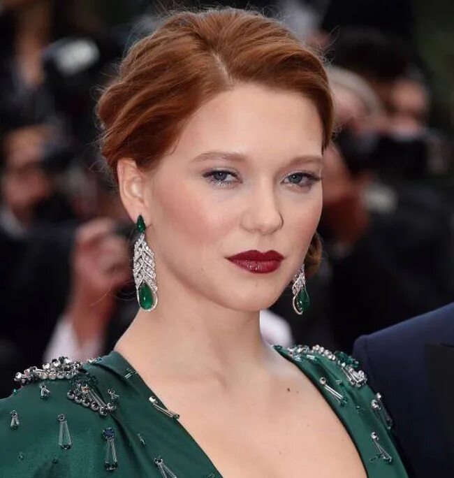 звезды в изумрудных платьях. какая помада подойдет к зеленому платью. макияж под изумрудное платье. какая помада подойдет к зеленому платью. мила кунис в зеленом платье.