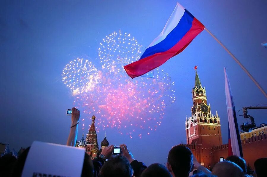 12 июня 2019 г. Флаг России. С днем России. Салют на фоне Кремля. Патриотизм.