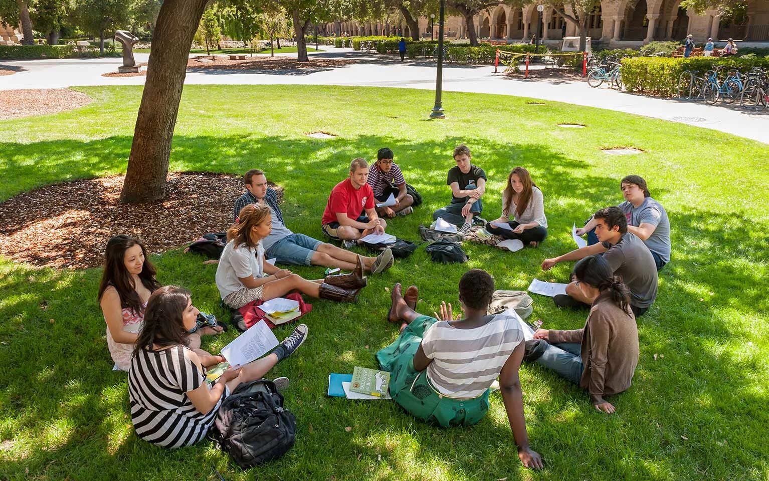 Students organizations. Университет США Стэнфорд. Стэнфордский университет Студенческая жизнь. Stanford University студенты. Люди на лужайке в парке.