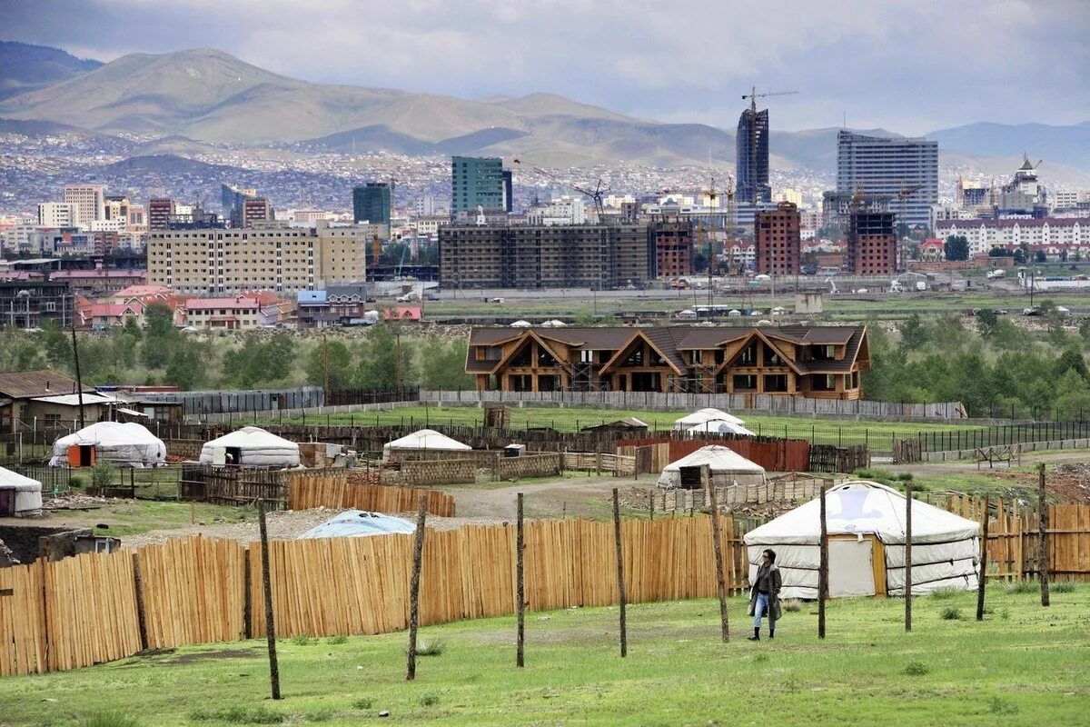Время в монголии сейчас. Улаанбаатар Монголия. Улан Батор юрточный квартал. Монголия столица Улан Батор. Улан Батор юрта.