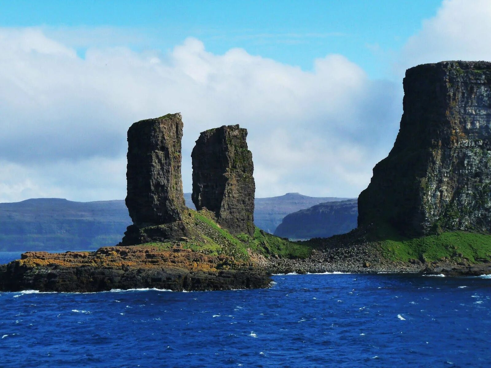 Two large islands. Кергелен остров. Архипелаг Кергелен новый Континент. Архипелаг Кергелен Китай. Кергелен — остров в индийском океане,.