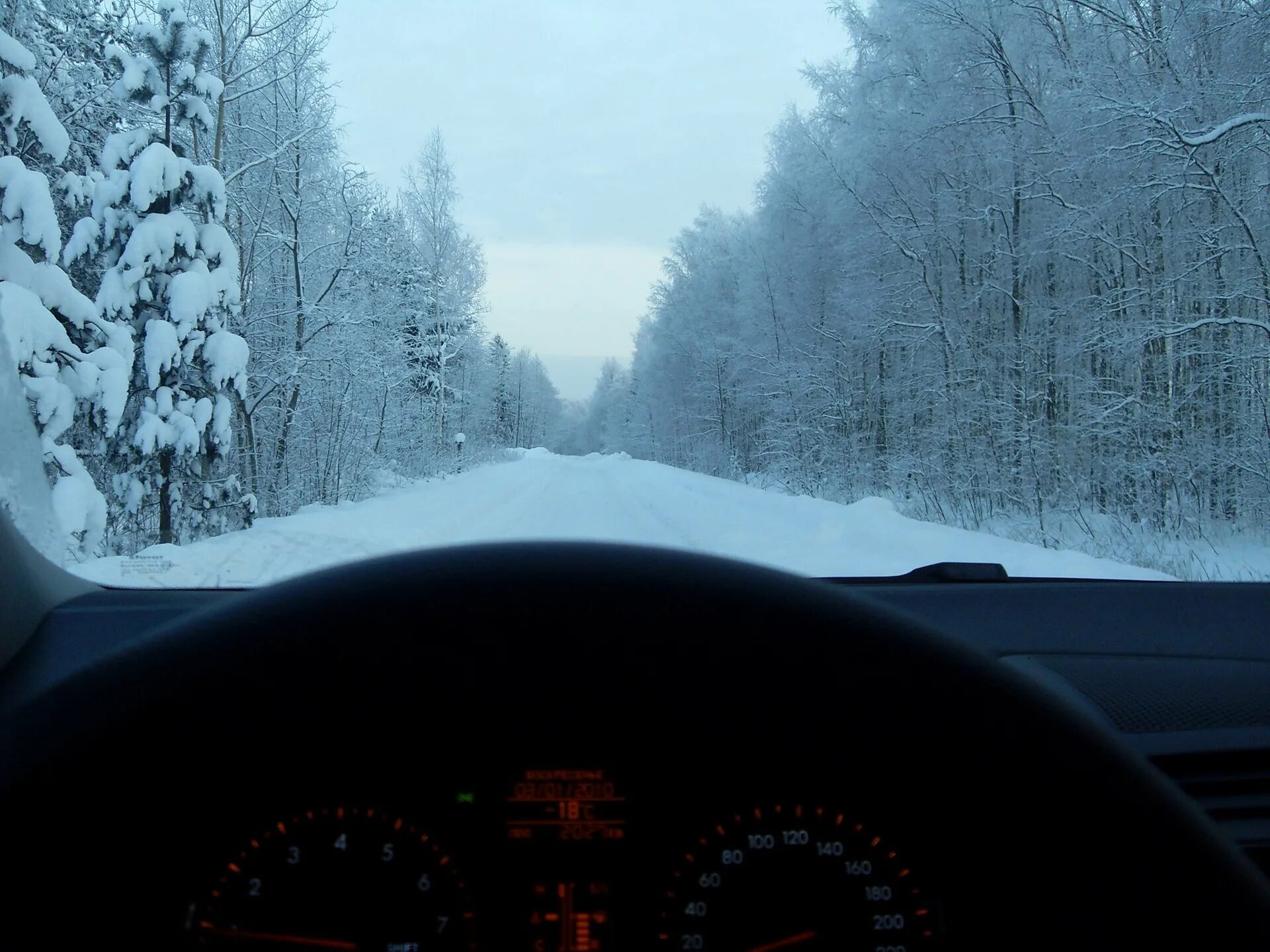 Вид из машины зимой. Вид из машины на дорогу зимой. За рулем зимой. Дорога зимой за рулем.