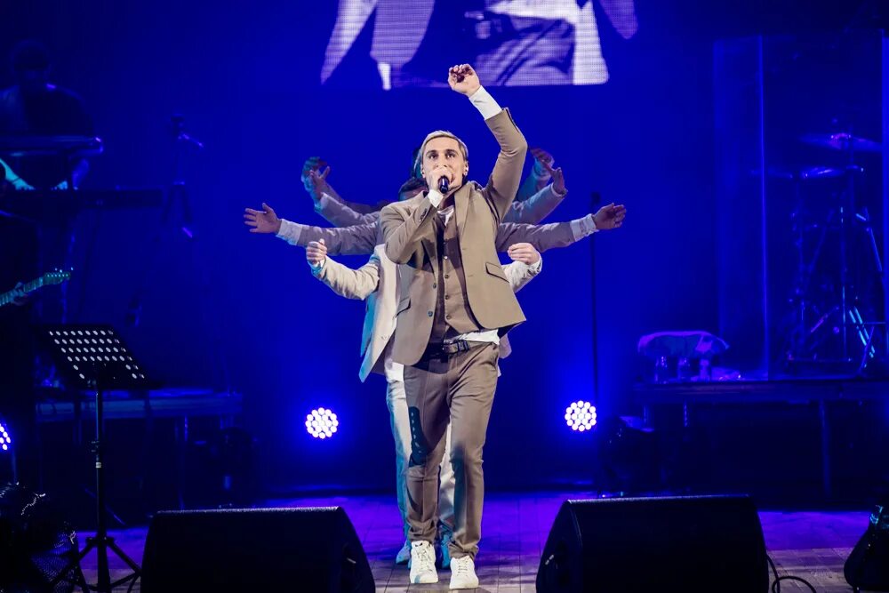 Новые выступления. Miley cyrus. Филипп киркоров. Лепс в крокус сити холл 2022. Майли сайрус 2021 концерт.