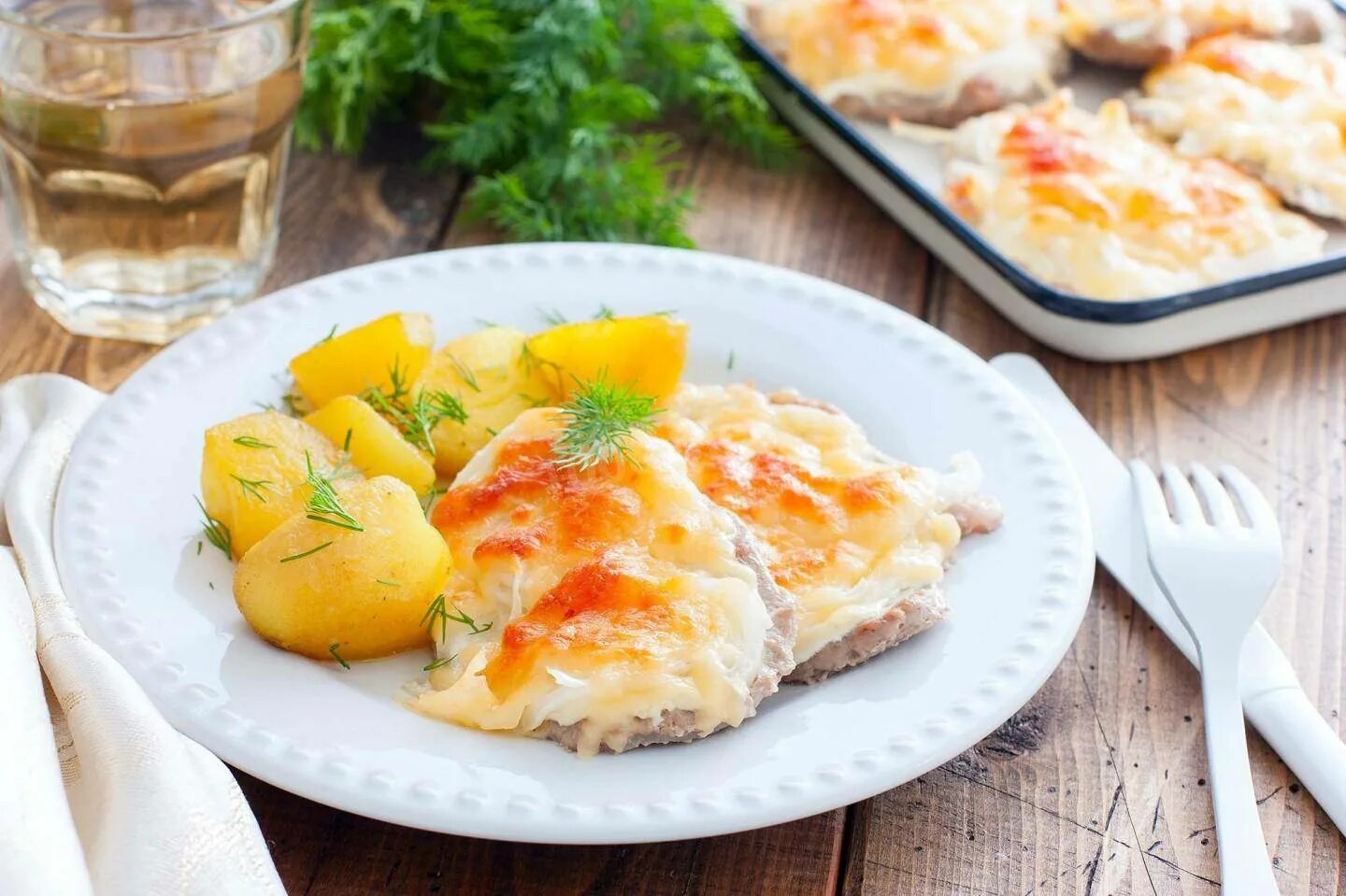 Рецепты куриное филе под сыром. Куриное филе под сыром. куриная грудка под сыром в духовке. куриное филе запеченное с помидорами и сыром. куриные отбивные с сыром.