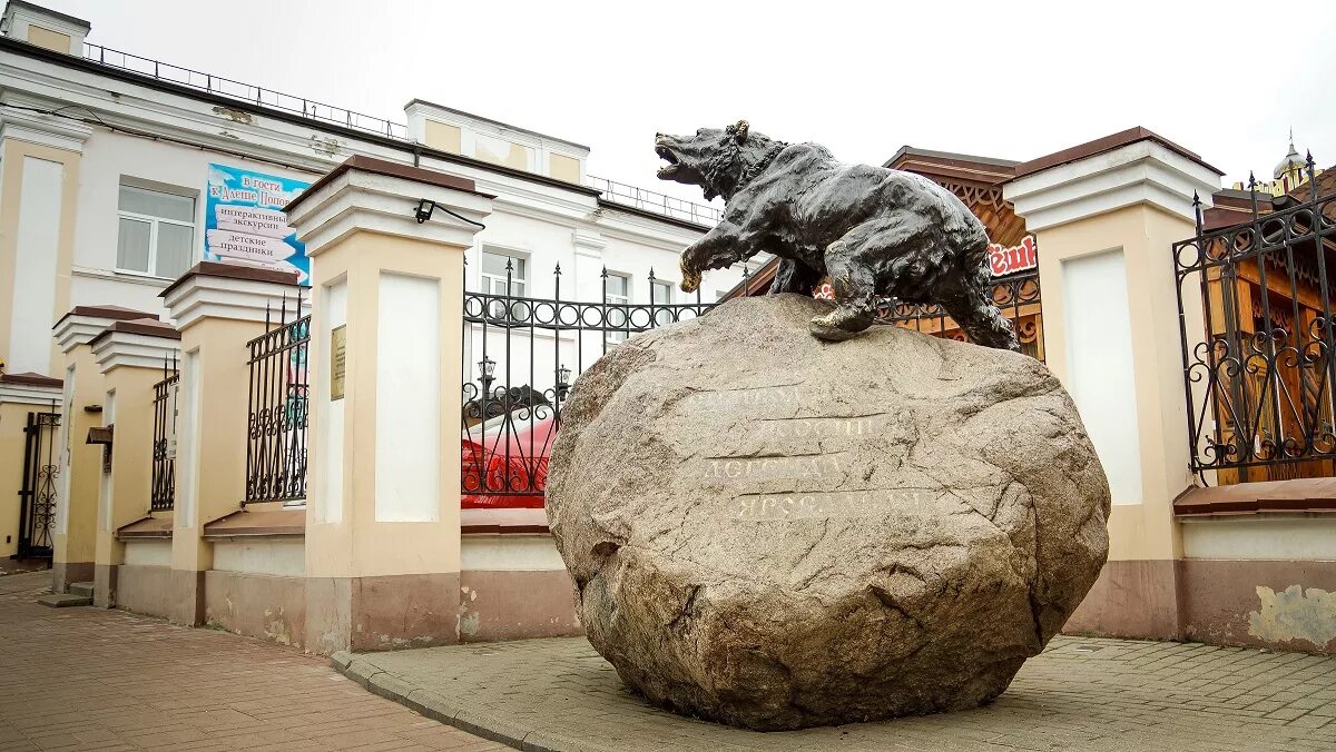 статуя медведя в ярославле. памятник бронзовый медведь ярославль. памятник медведю (символ россии — легенда ярославля). город ярославль медведь. медведь с секирой ярославль.