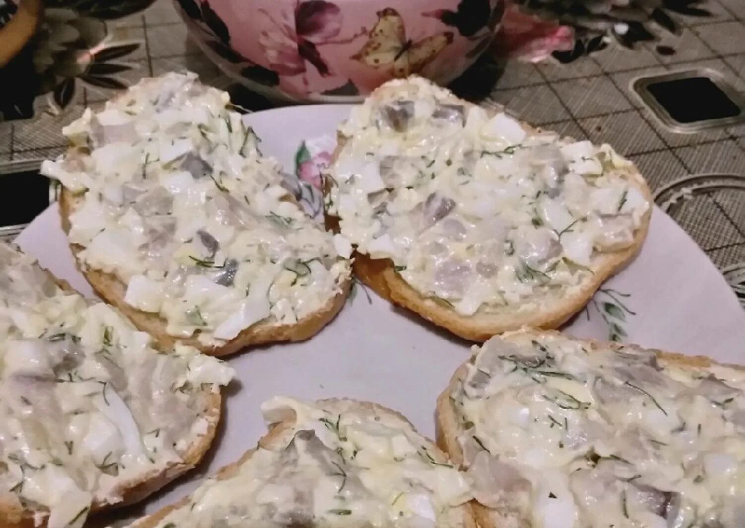 Селедочная намазка. Намазка из сельди. Рыбный риет. Намазка на хлеб из селедки. Намазка ложная икра.