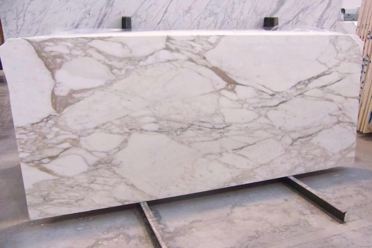 Содержится в мраморе. Содержится в мраморе. Мрамор calacatta viola текстура. Мрамор эстремоз вайт. Цвет мрамора горной породы.