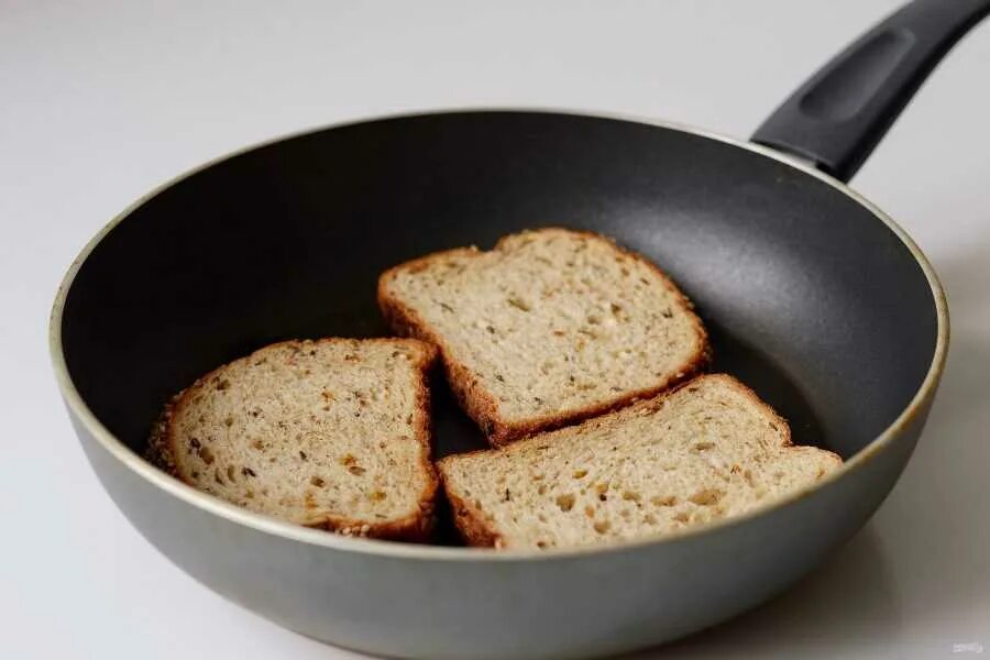 Как вкусно приготовить хлеб на сковороде. Хлеб на сковороде. обжаренный хлеб. поджаренный хлеб. поджарить хлеб на сковороде.