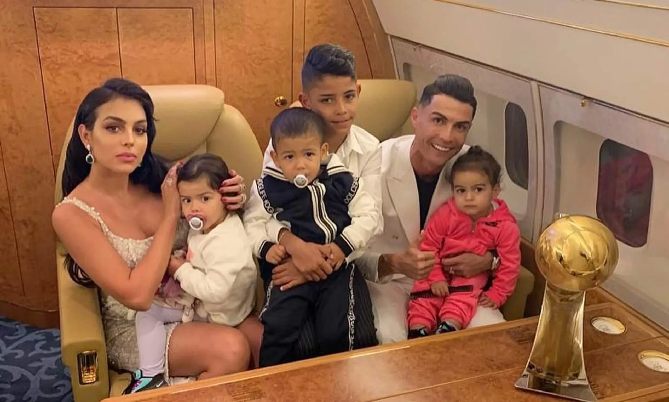 Семья Роналду Криштиану жена и дети 2022. Роналдо и его жена и дети 2022. Джорджина Родригес и Роналду дети. Дети Криштиану Роналду 2021.