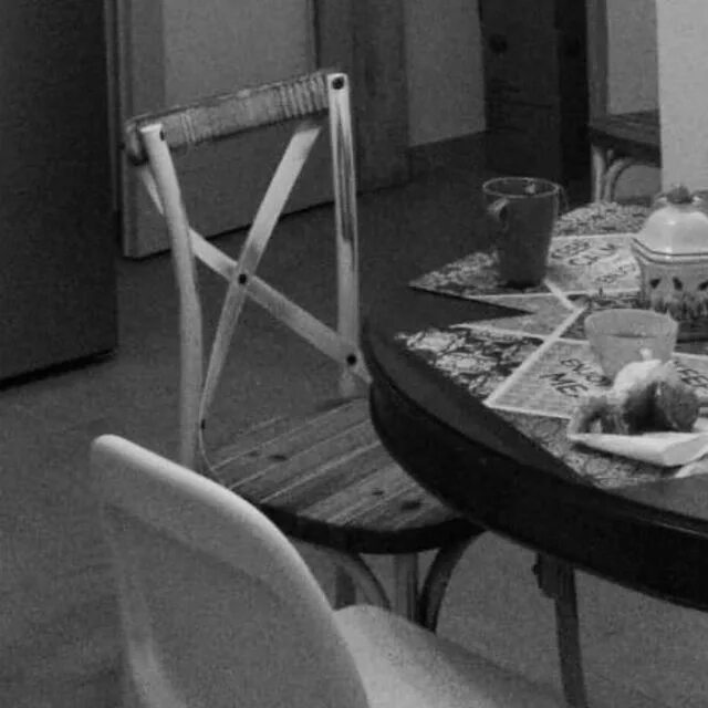 Двое детей у костра. Давай посидим давай подымим давай. Давай посидим часов до пяти. Мужчина и женщина на скамейке. Давай посидим часов до пяти.