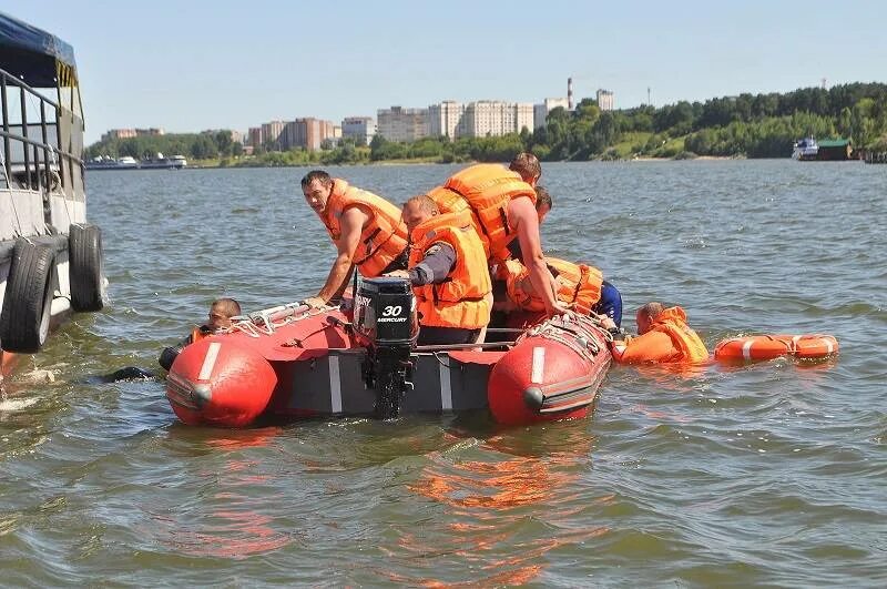 Спасатели на воде. Спасатели на воде мчс. мчс россии спасение на воде. соревнования спасателей на воде. спасатель на воде на море.