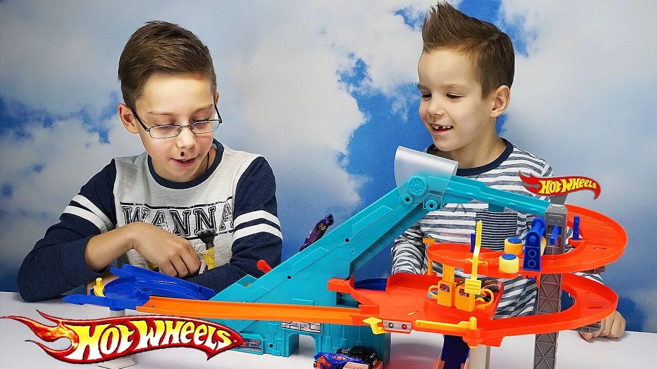 Hot wheels дети играют. Реклама машинки на карусели. Реклама по карусели игрушки для мальчиков. Хот Вилс гараж. Реклама трассы хот Вилс.