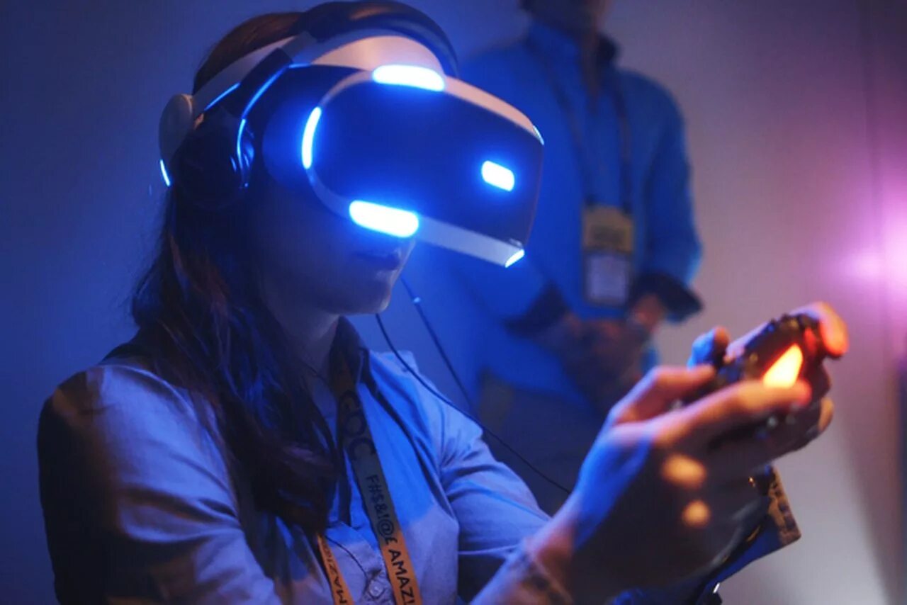 Доступная виртуальная. Sony PLAYSTATION VR игры. Девушка в шлеме виртуальной реальности. Очки виртуальной реальности арт. Игры для шлема виртуальной реальности.