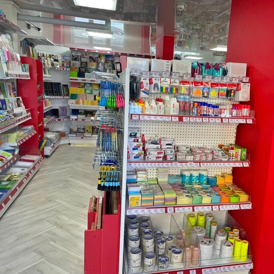 ближайший магазин канцтоваров. космонавта сереброва 2. магазин канцтоваров. выкладка товара в канцелярском магазине. канцелярский магазин.