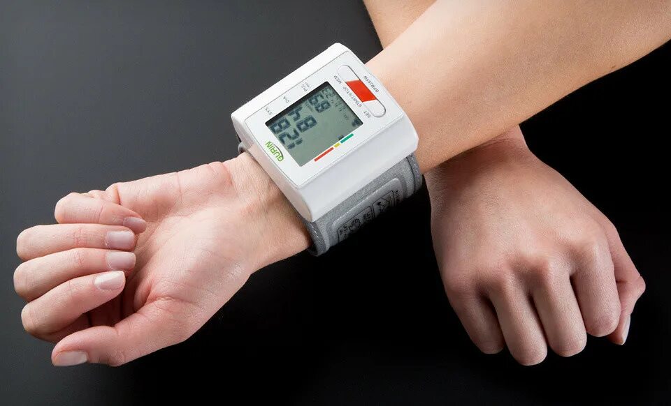 Измерение артериального давления запястным тонометром. Тонометр fully Automatic Digital Wrist Blood Pressure Monitor model number w02. Тонометр Армед 8600 на запястье. Тонометр на запястье w306. Измерение артериального давления тонометром на запястье