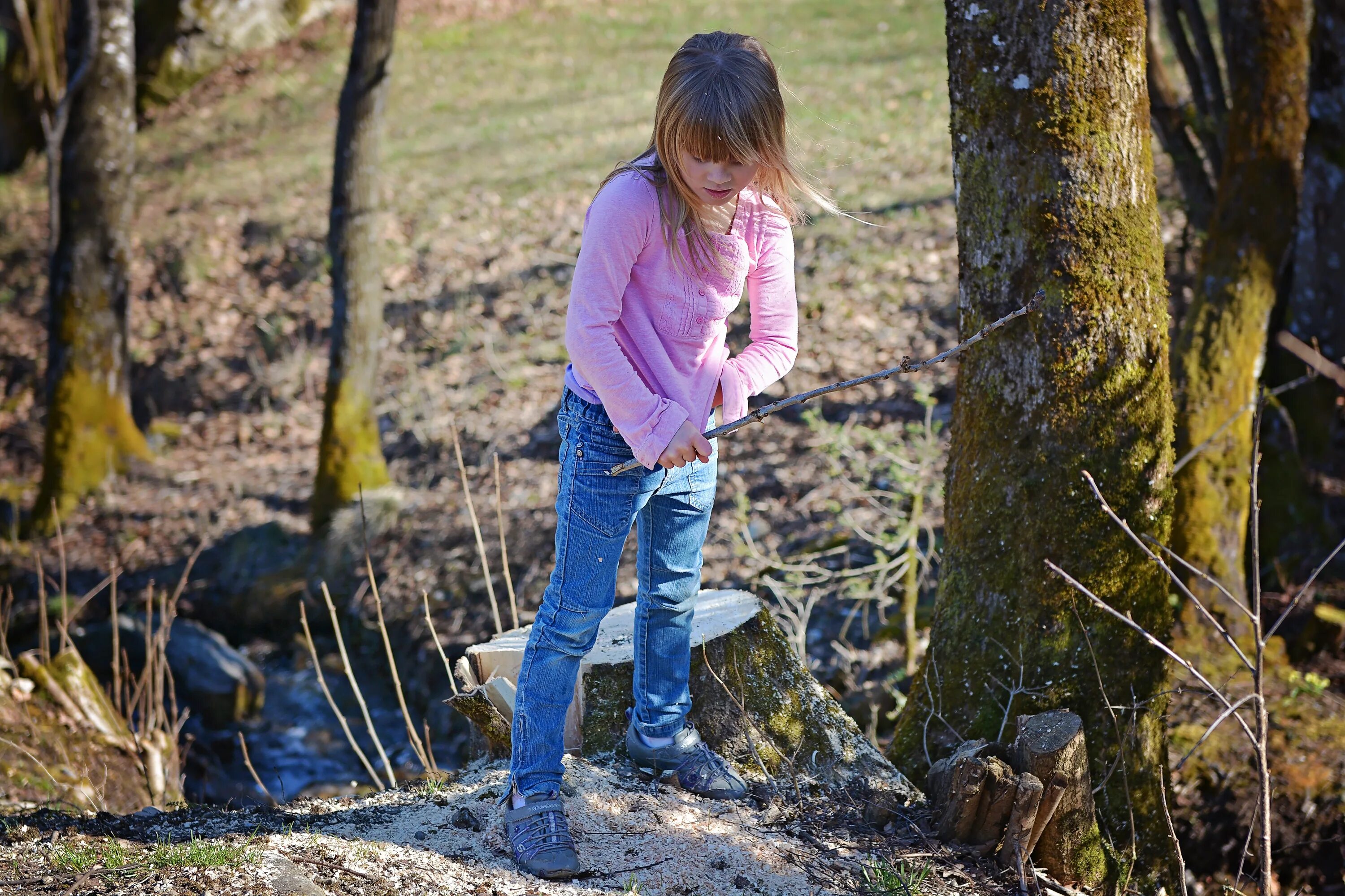 Daughter piss. Фотосессия в лесу. Девочки подростки на улице. Девочка 12 лет в лесу. Девочка 10 лет в лесу.