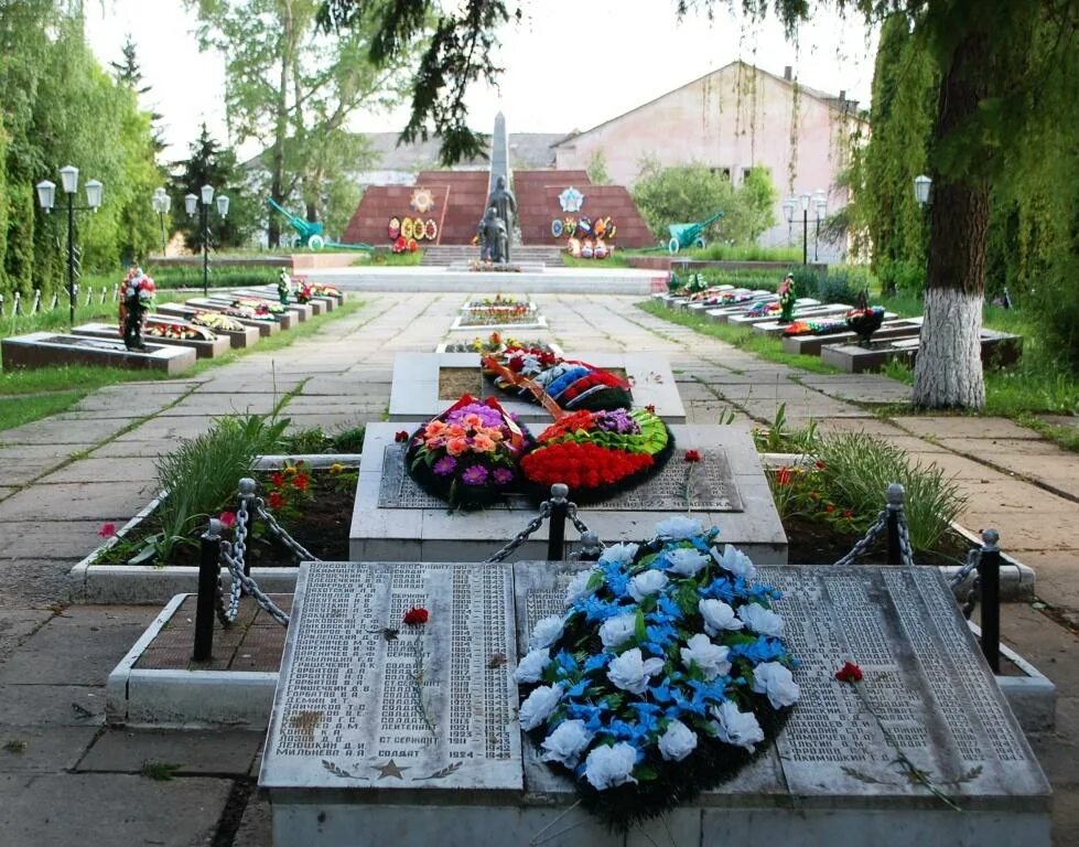 Пгт Хомутово Орловской области. Мемориал Хомутово Новодеревеньковский район. Пгт Хомутово Орловской области мемориал. Хомутово Орловская область Новодеревеньковский район. Погода хомутово орловская область на 10 дней