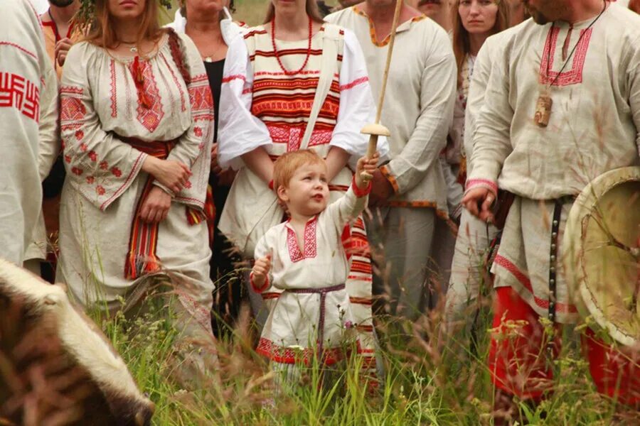 Славяне язычество Русь. Славянский костюм дохристианской Руси. Славяне Русичи язычество. Славянская семья. Языческие племена