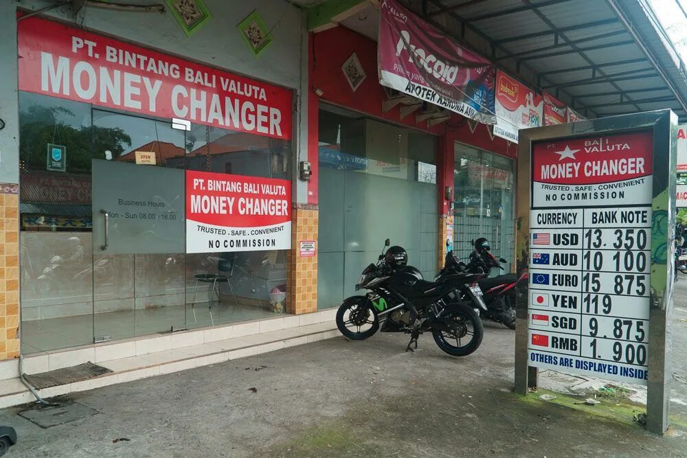Bali exchange. Обмен валют бали. Обменники на пхукете. Банкоматы на бали. Пункт обмена валюты.
