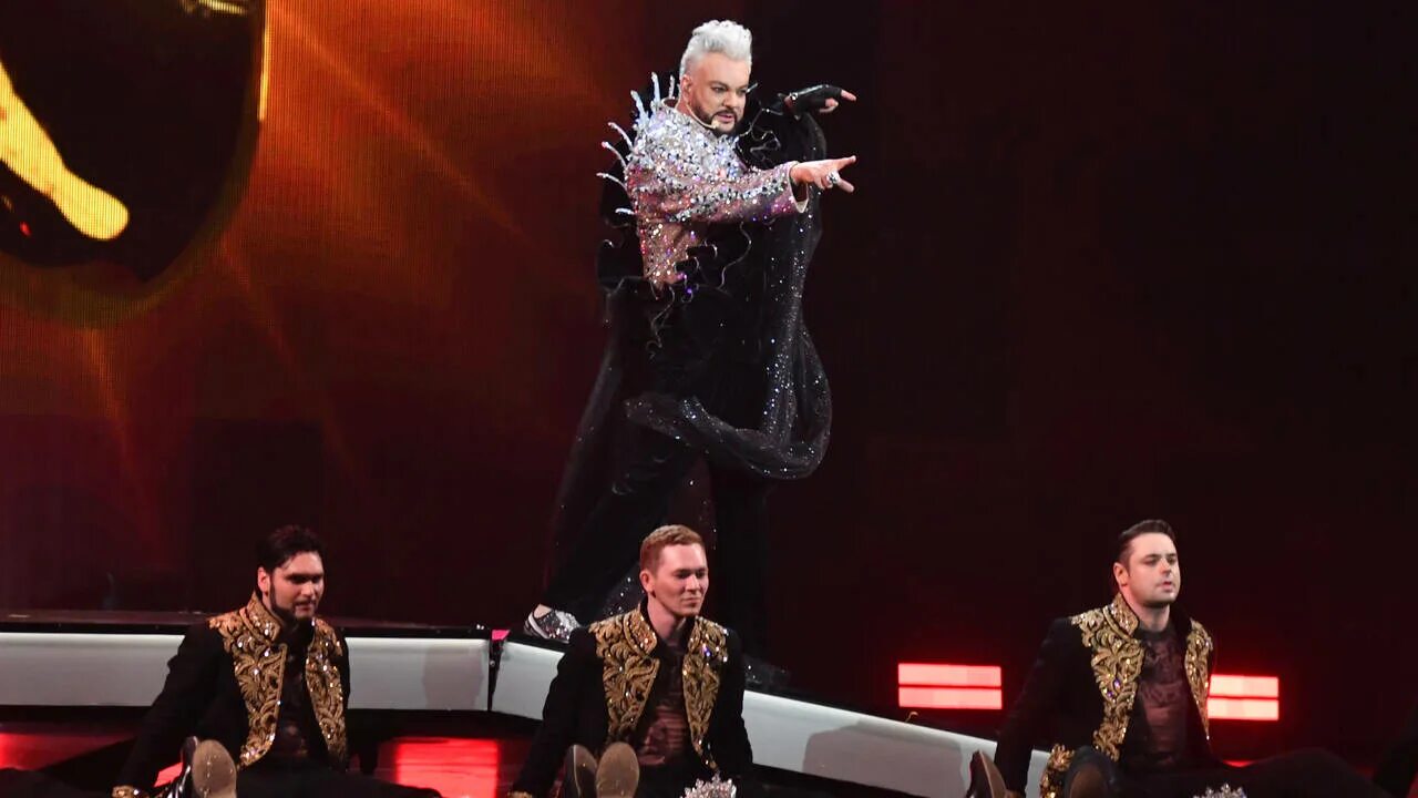 филипп киркоров на кресте. киркоров на кресте. номер филиппа киркорова с крестом. киркоров пляшет на кресте. киркоров танцевал на кресте 2022.