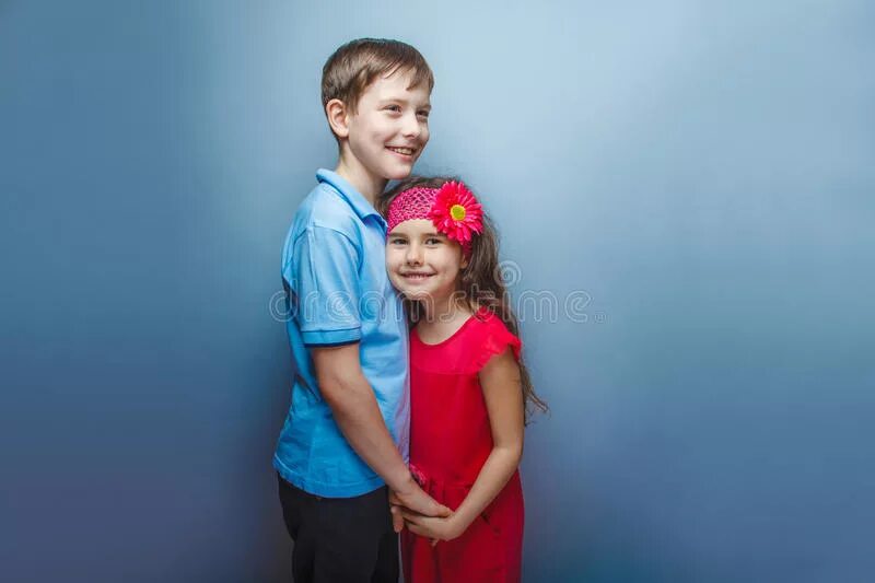 Мальчик держит девочку. Мальчик держит девочку. Мальчик держит девочку за руку. Маленькие мальчик и девочка держатся за руки. Девочка держит мальчика за.