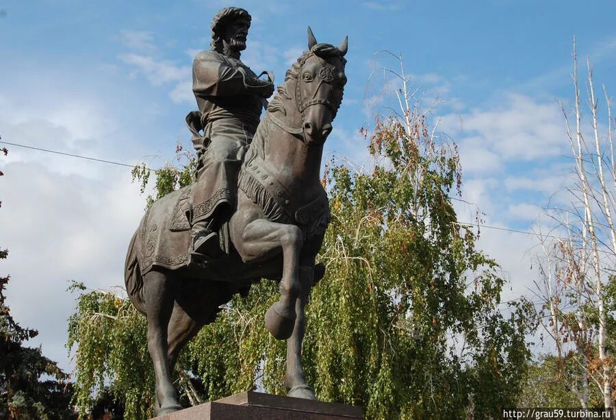 Памятники царицыно. Воевода Засекин памятник. Засекин памятник Волгоград. Памятник первому Воеводе Царицына Засекину. Памятник Григорию Засекину в Волгограде.