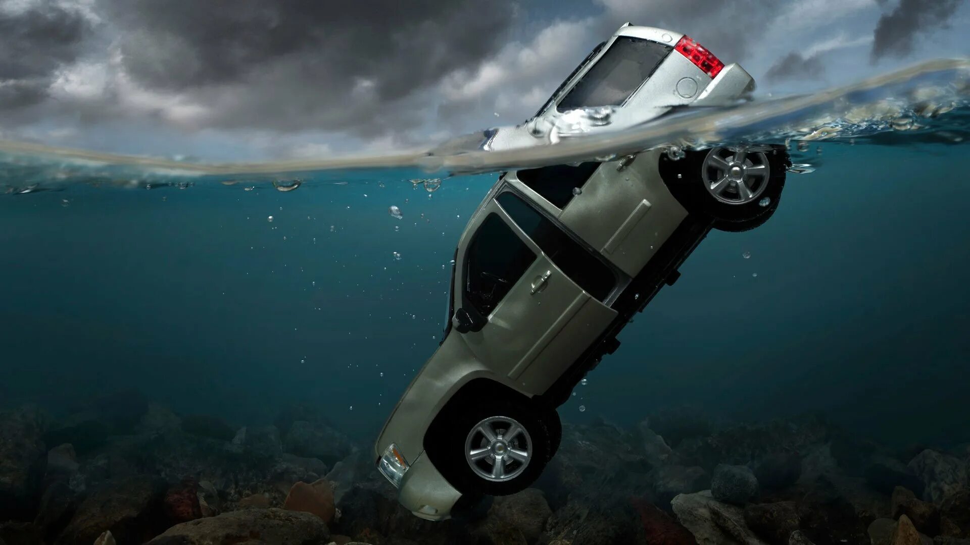 Машина под водой. Тонущий автомобиль. Машина падает в воду. Машина в воде.