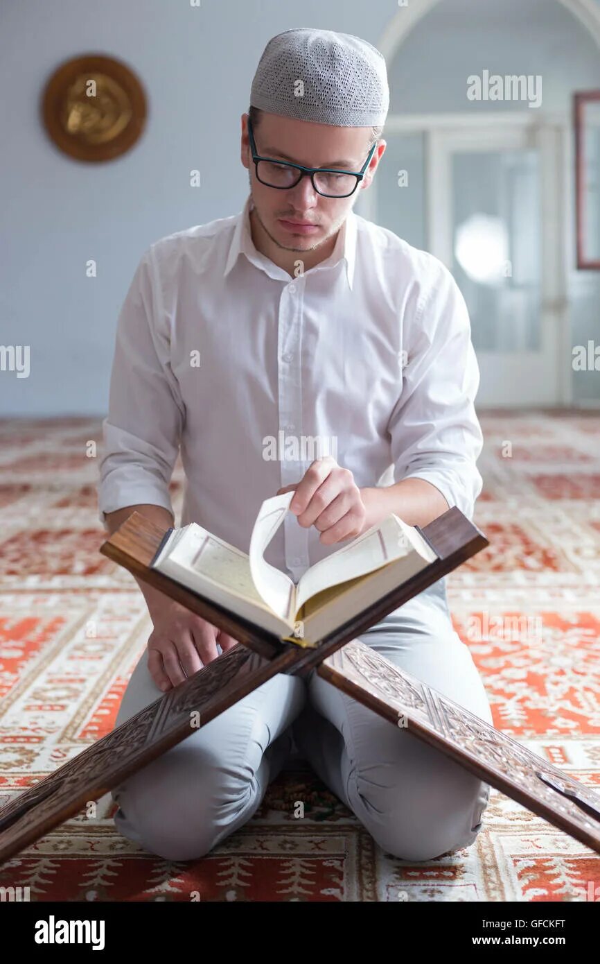 Мусульманин читающий коран. Коран Халифа Османа. Молодой мусульманин. Чтение Корана в мечети. Коран читать.