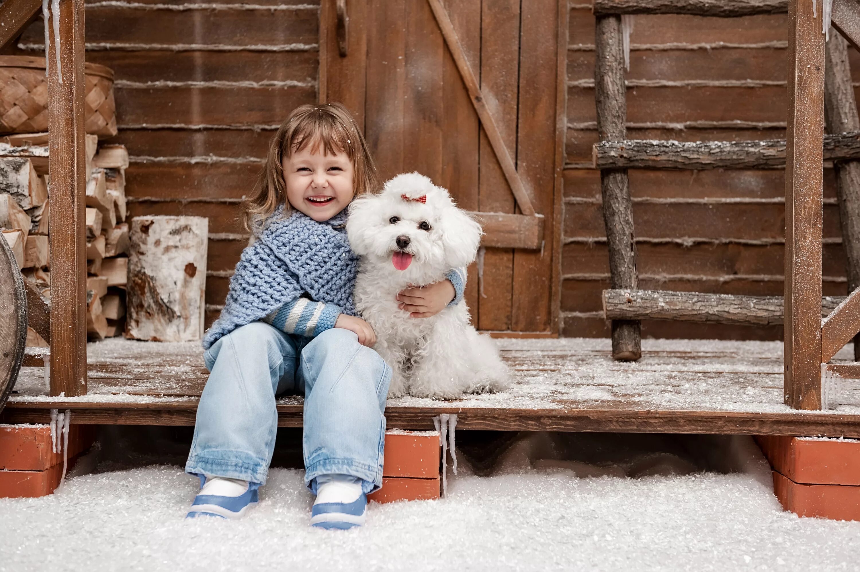 Гости в дом радость в дом. Девочка с собакой. Детская фотосессия с собакой. Дети с животными. Домашние животные для детей.