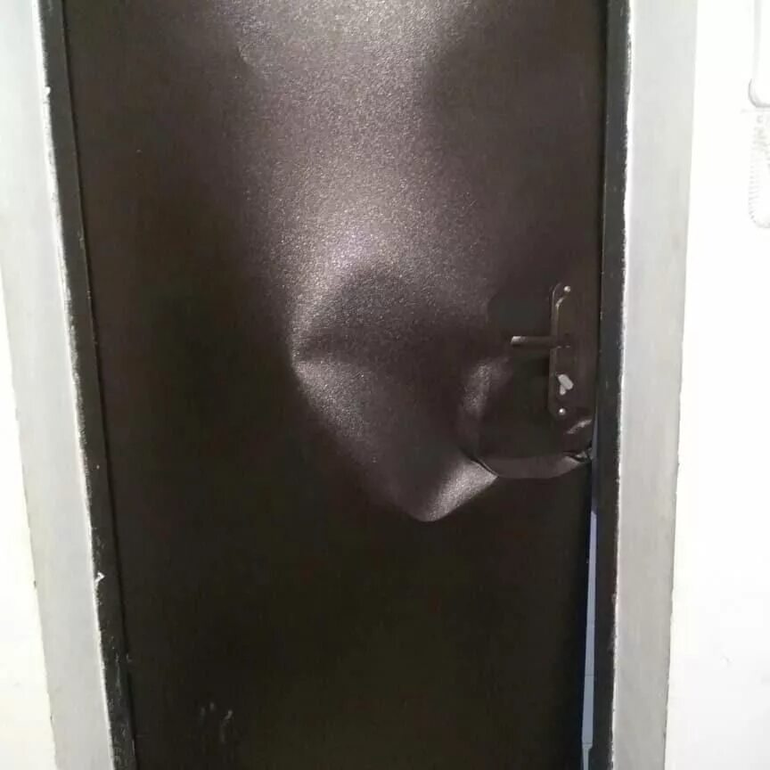 Выбитая входная дверь. Дверь входная сломанная замки и ручки без замка. Сломанная входная дверь. Сломанная входная дверь. К чему снятся двери.