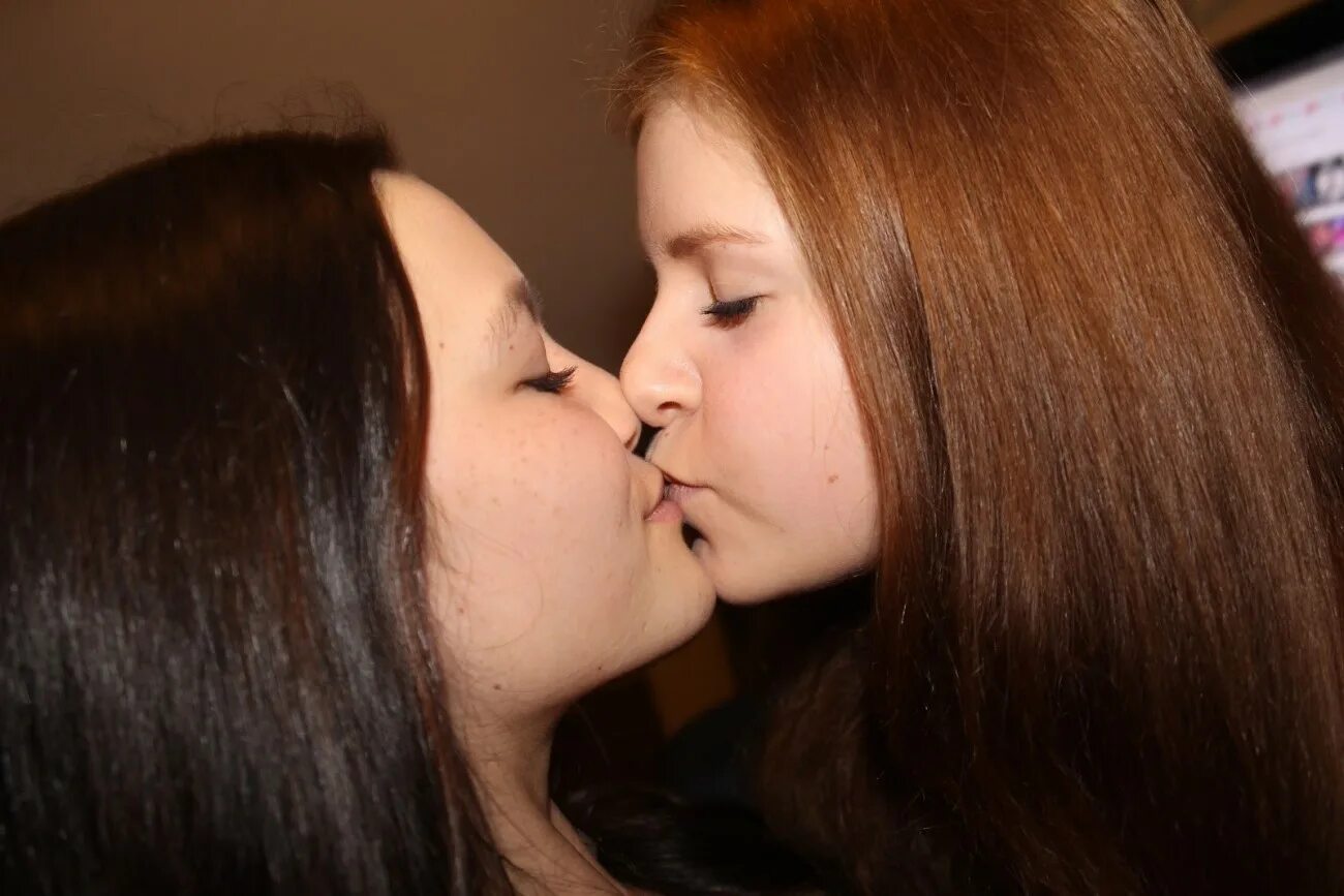 Two girls lick. Лесбиан дочь. Twins сестры lesbian. Mona and Mia cousins. Mona and Mia kissing.
