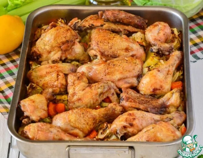 Курица в духовке под овощами. Курица в стеклянной посуде в духовке. янтарная курочка в духовке. сколько готовится курица в духовке. овощная подушка для курицы в духовке рецепт.