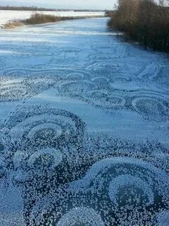 Зима легкий мороз на реке во льду