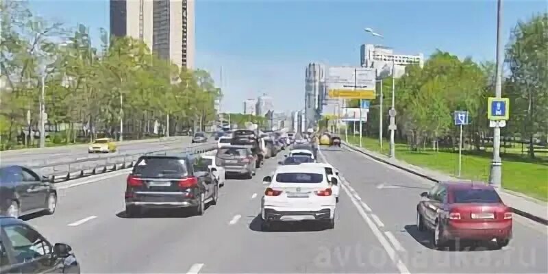 Левая полоса движения в городе. Кутузовский левая полоса.