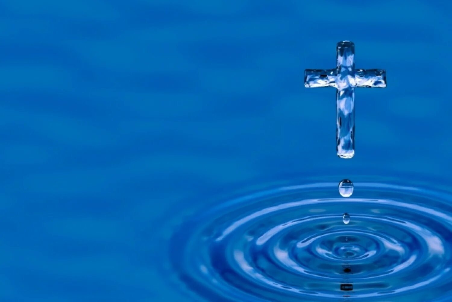 Крещение в воде. Святая крещенская вода. Освящение воды в храме. О крещенской воде. Святая вода на крещение.