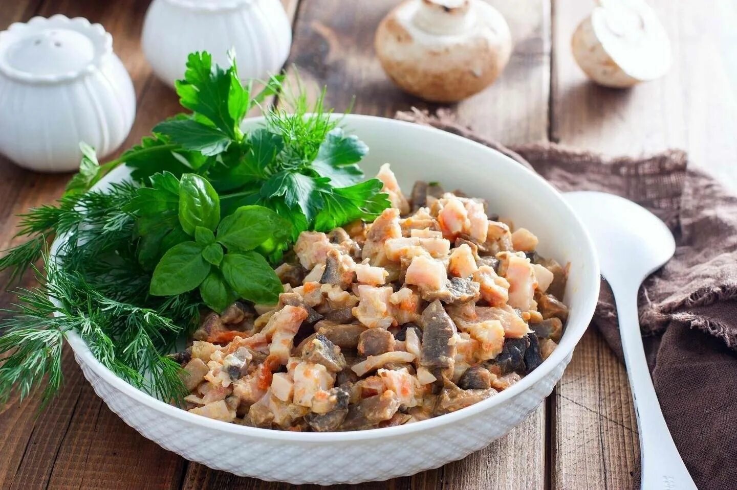 Салат с жареными шампиньонами и курицей
