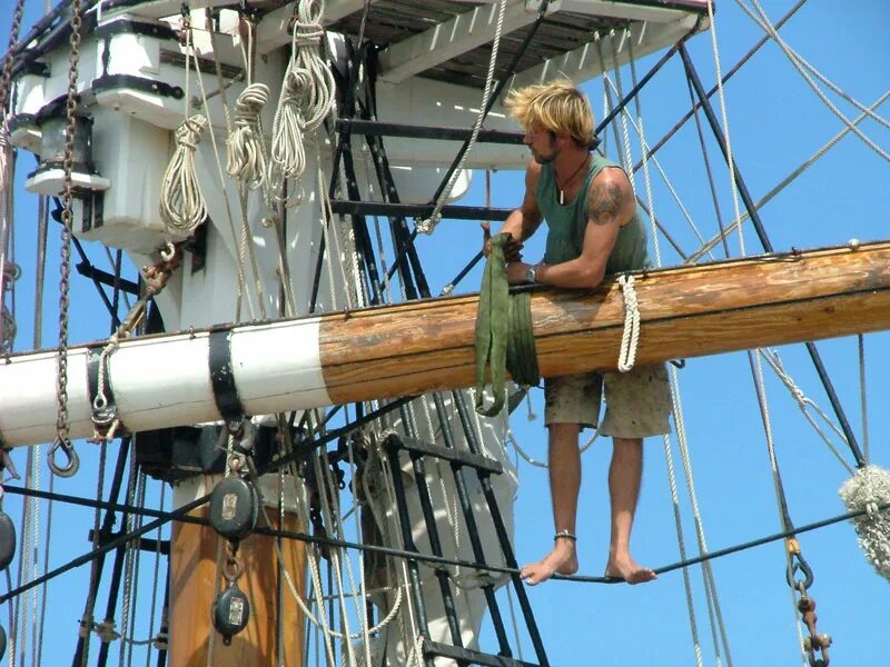 Жанетта поправляла такелаж. Группа пит такелаж. Жанетта поправляла такелаж корабль. Матрос на мачте. Жанетта корабль.