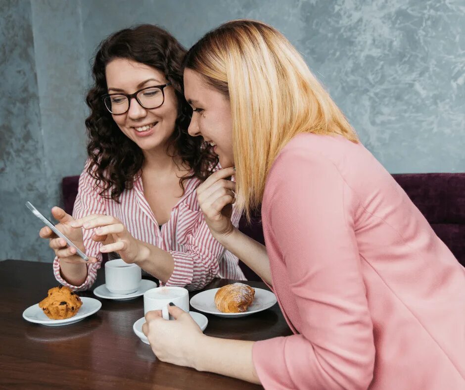 Женщины подруги. Женщина в кафе с подругами. Разговор двух женщин. Подруги за чашкой кофе. Friends talk com