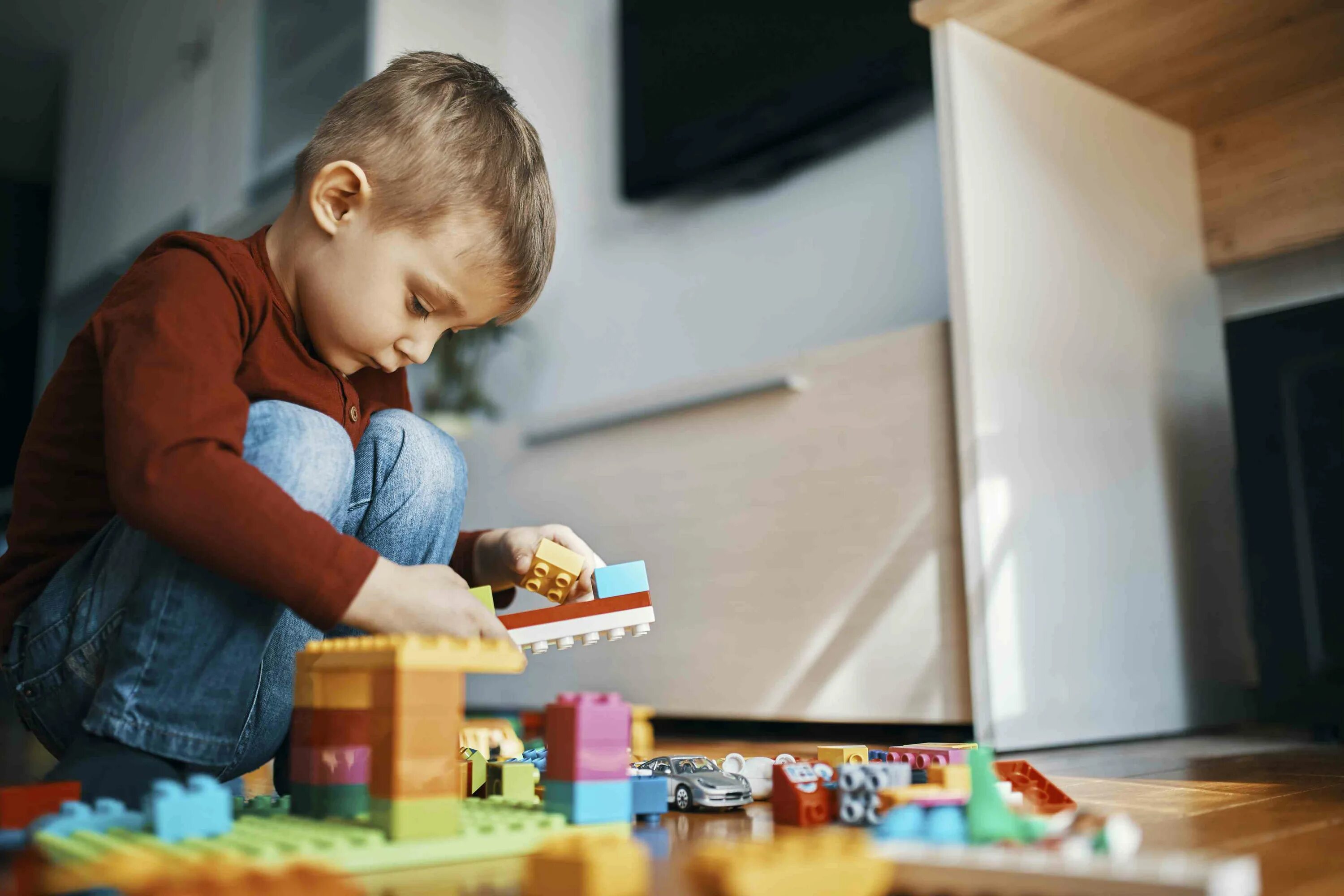 Аутизм может делать удивительные вещи. Учим детей самостоятельности. Необщительный ребенок. Игрушки бытовая самостоятельность дошкольников. Ребенок учит игрушки.